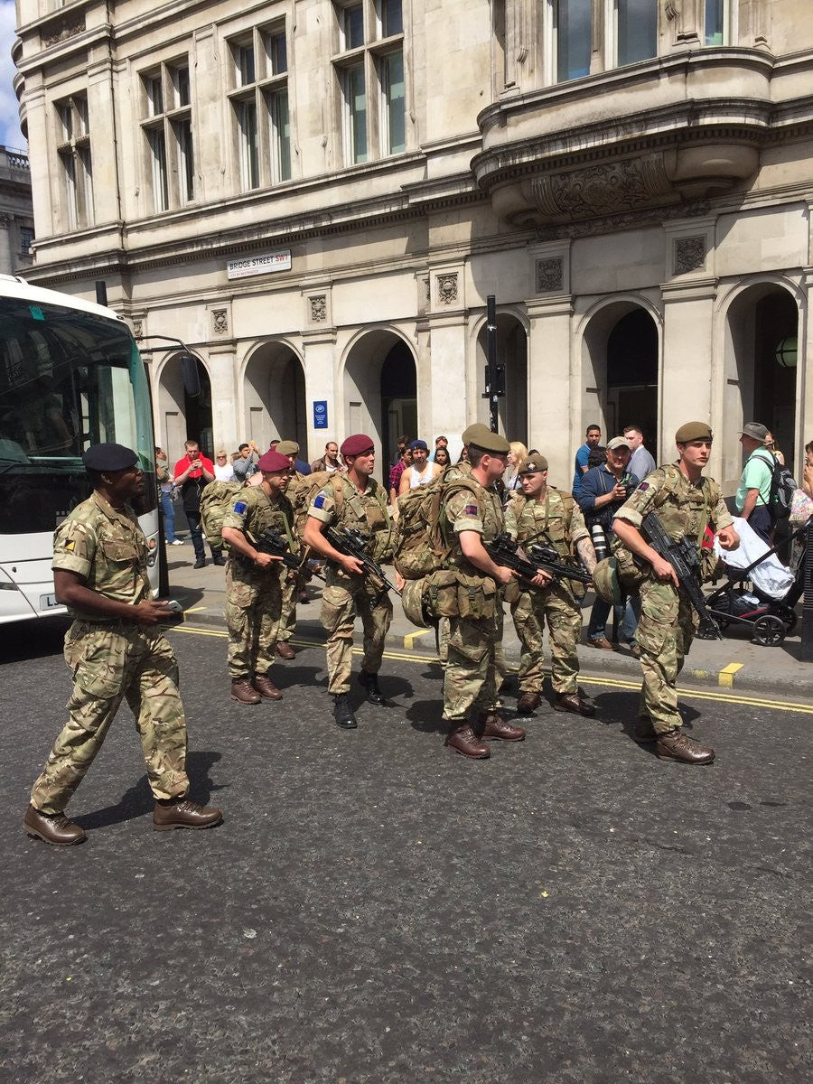 Λονδίνο: «Οπλίζεται» μετά το διπλό τρομοκρατικό χτύπημα (εικόνες)